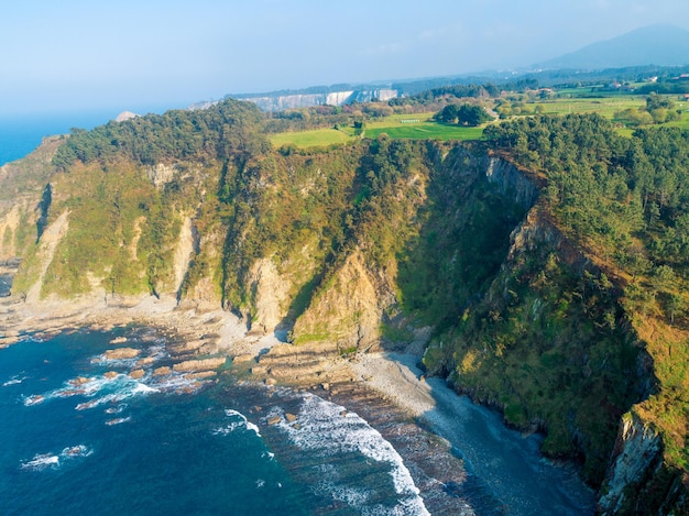 Vue aérienne de l'océan et de la côte rocheuse. Galice, Espagne