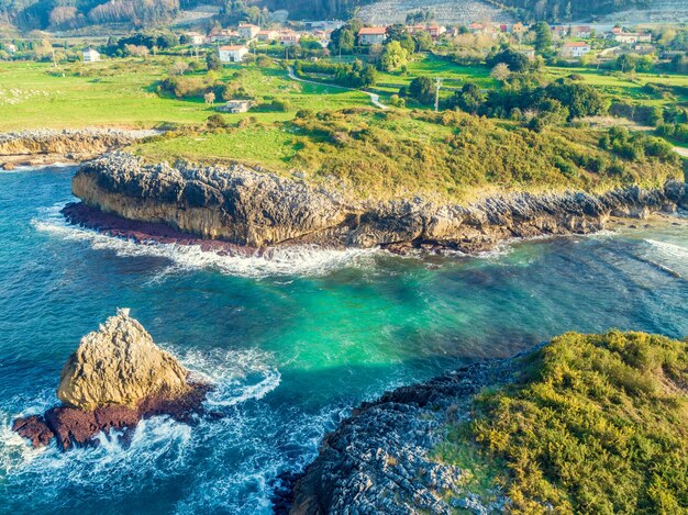 Vue aérienne de l'océan et de la côte rocheuse près de Buelna, Asturies, Espagne