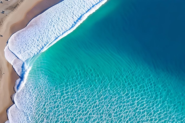 Une vue aérienne de l'océan et du sable.