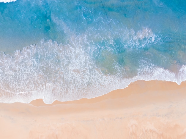 Vue aérienne de l'océan avec une plage de sable