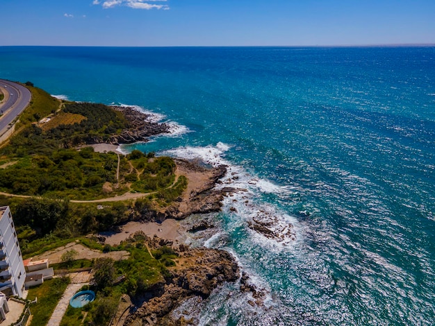 Vue aérienne de l'océan et de la plage