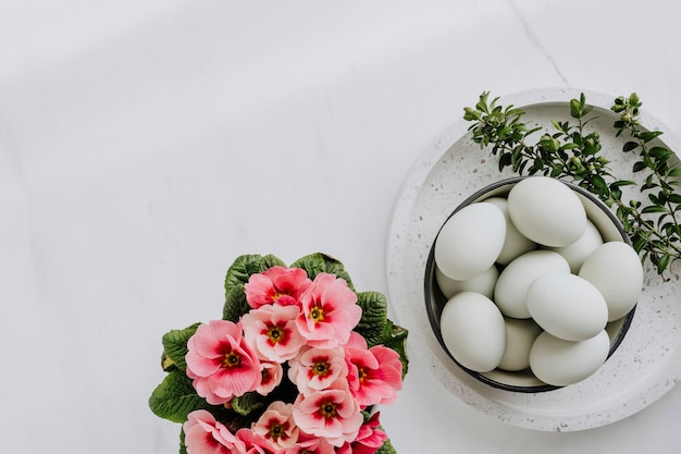 Vue aérienne d'oeufs crus sur une table en marbre blanc