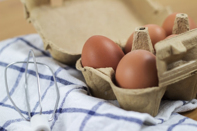 Vue aérienne d&#39;oeufs de poulet brun dans une boîte à oeufs ouverte. Frais