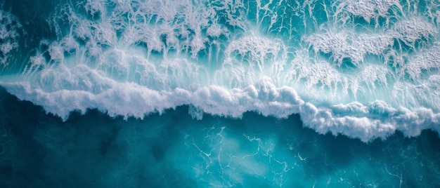 Vue aérienne des ondes bleues de l'océan vues d'en haut