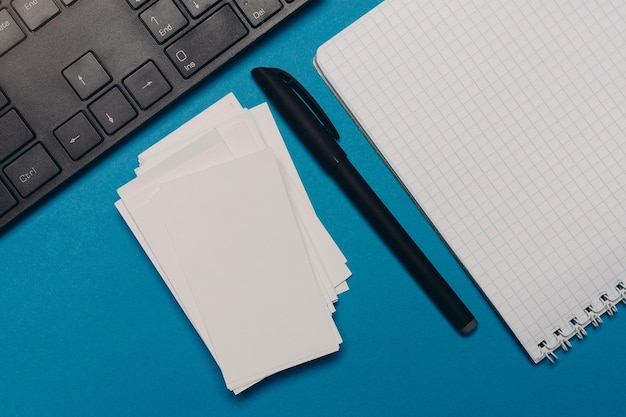 Vue aérienne de l'ordinateur portable sur la table
