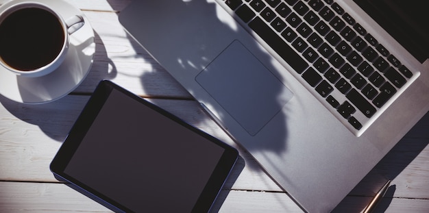 Vue aérienne d'un ordinateur portable et d'une tablette