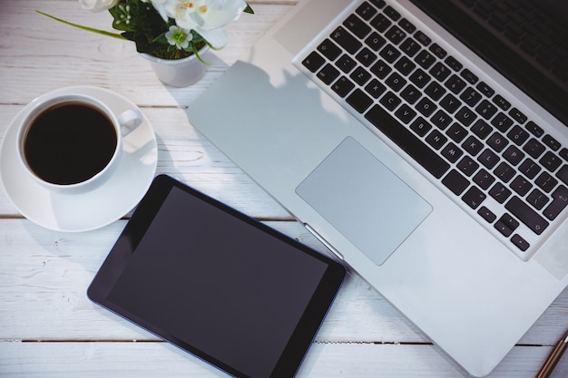 Vue aérienne d'un ordinateur portable et d'une tablette