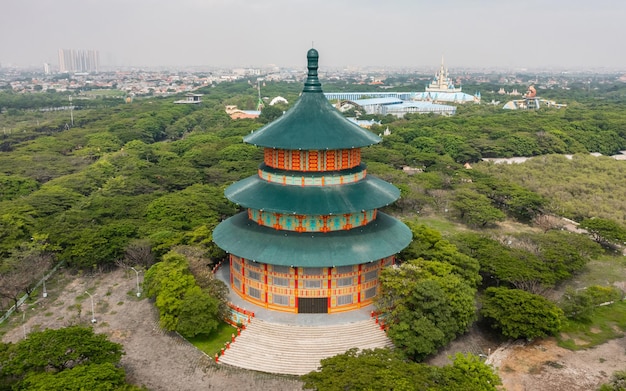 Photo vue aérienne de la pagode tian ti kenjera à surabaya