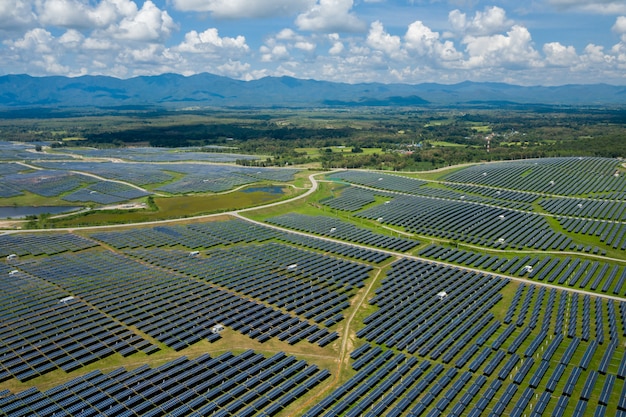 Vue aérienne de panneaux photovoltaïques dans une centrale solaire