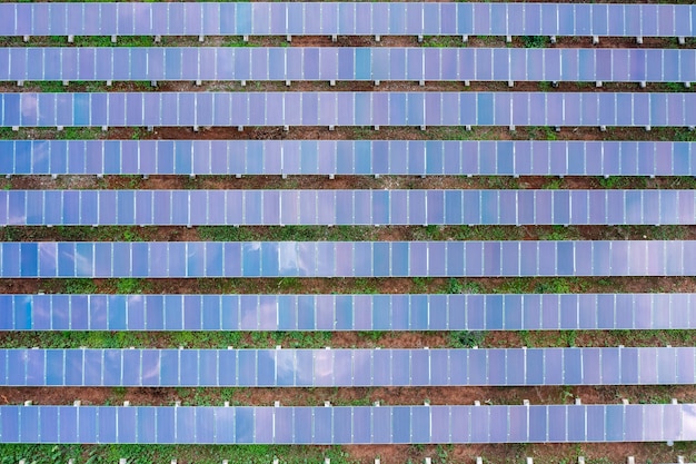 Vue aérienne de panneaux solaires ou de cellules solaires sur le toit de la ferme. Centrale électrique avec champ vert, source d'énergie renouvelable en Thaïlande