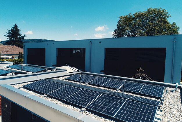 Vue aérienne de panneaux solaires ou de cellules solaires sur le toit de la maison Centrale électrique source d'énergie propre et renouvelable Technologie écologique pour l'énergie électrique dans l'industrie