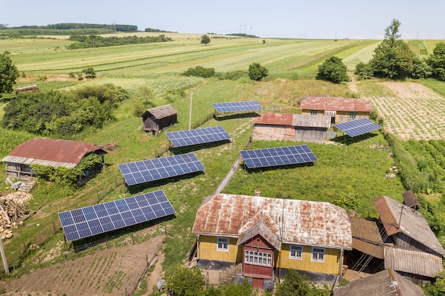 Vue aérienne de panneaux solaires dans une région rurale