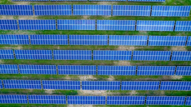 Vue aérienne de panneaux solaires à Sao Jose dos Campos Brésil De nombreux panneaux d'énergie renouvelable