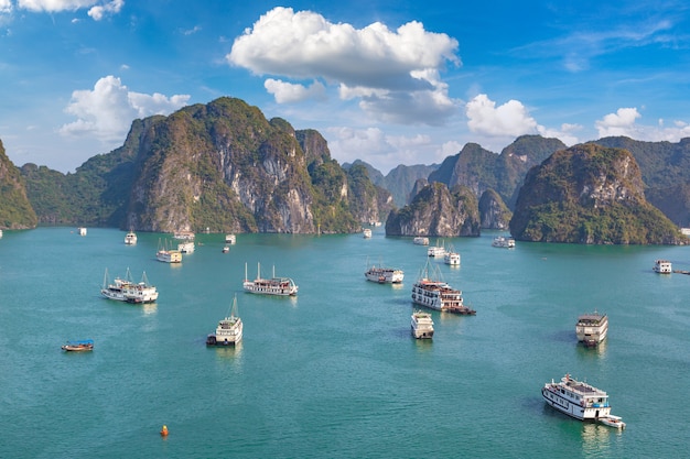 Vue aérienne panoramique de la baie d'Halong, Vietnam