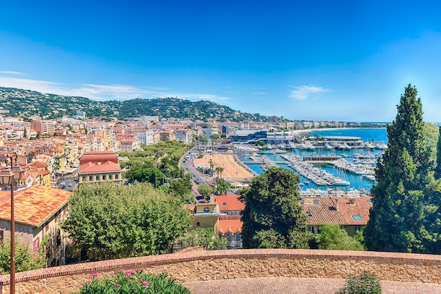 Vue aérienne panoramique sur le centre-ville de Cannes, lieu emblématique de la Côte d'Azur, Côte d'Azur, France