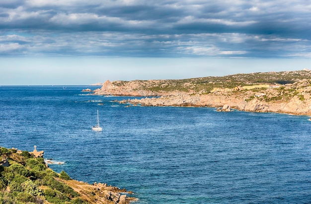 Vue aérienne panoramique sur la côte de Santa Teresa Gallura située à l'extrémité nord de la Sardaigne sur le détroit de Bonifacio dans la province de Sassari Italie