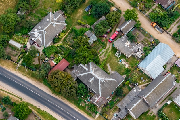 Vue aérienne panoramique d'un développement privé avec maisons de campagne ou village