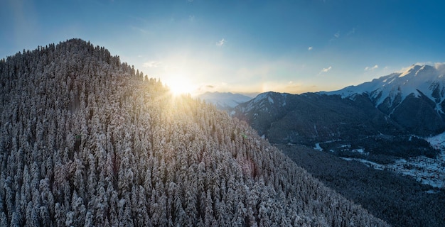 Vue aérienne panoramique du coucher de soleil sur les montagnes