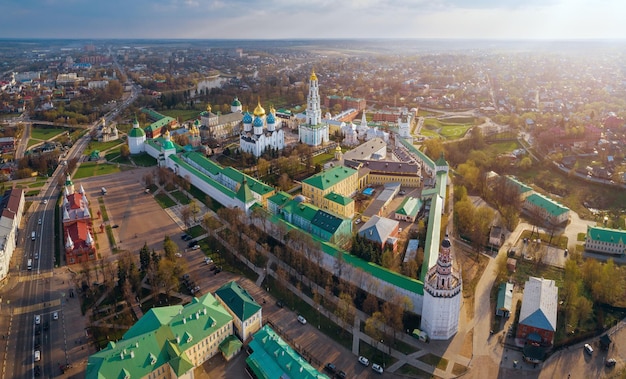 Vue aérienne panoramique du monastère Trinity St. Sergy au soir d'automne. Sergiev Possad, Russie