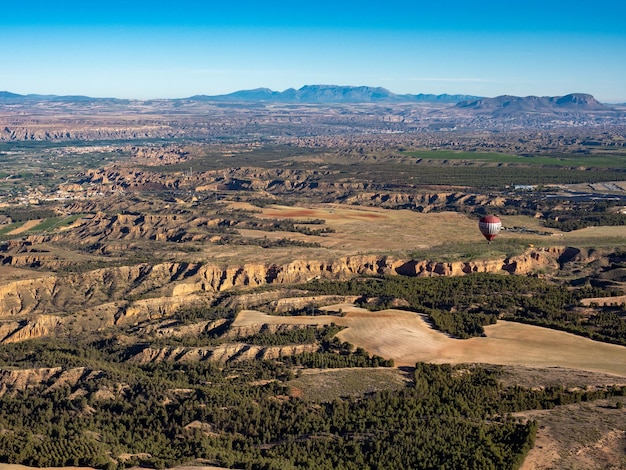 Vue aérienne panoramique du paysage en montgolfière sur les champs de Guadix