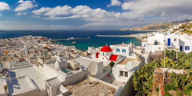 Vue aérienne panoramique du vieux port de la ville de mykonos chora sur l'île mykonos l'île du vent