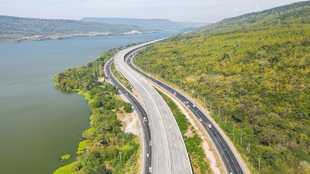 Vue aérienne panoramique de la grande autoroute