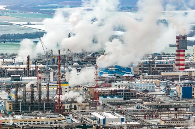 Vue aérienne panoramique d'hiver de la fumée des tuyaux d'une usine chimique ou d'une entreprise de menuiserie Concept de pollution de l'air et de l'eau
