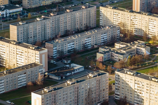 Vue aérienne panoramique d'un immense complexe résidentiel avec des immeubles de grande hauteur
