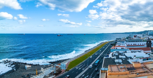 Vue aérienne panoramique de las palmas de gran canaria et de la plage de las canteras au coucher du soleil