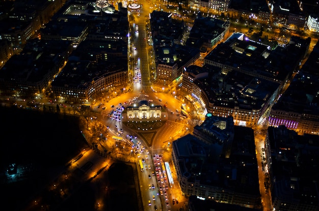 Vue aérienne panoramique de Madrid la nuit, les lumières du bâtiment Metropolis, capitale de l'Espagne, Europe