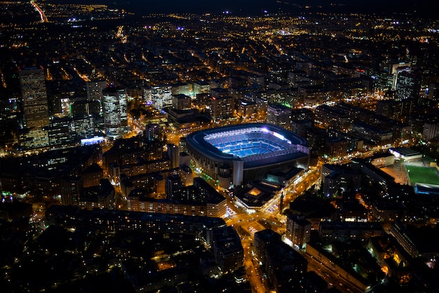 Vue aérienne panoramique de Madrid la nuit, les lumières du bâtiment Metropolis, capitale de l'Espagne, Europe