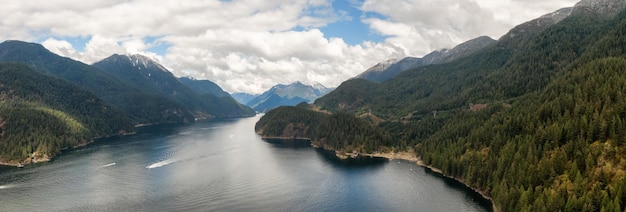 Vue aérienne panoramique des montagnes Indian Arm et du paysage naturel canadien