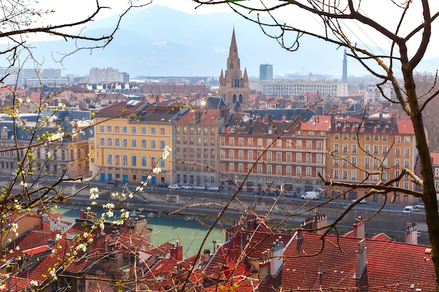 Vue aérienne panoramique des rives de l'Isère, du pont et de la vieille ville avec les Alpes françaises en arrière-plan, Grenoble, France