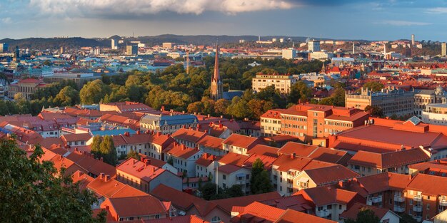 Vue aérienne panoramique de la vieille ville avec l'église haga et les toits rouges au coucher du soleil de göteborg en suède