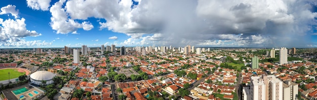 Vue aérienne panoramique de la ville d'Araçatuba