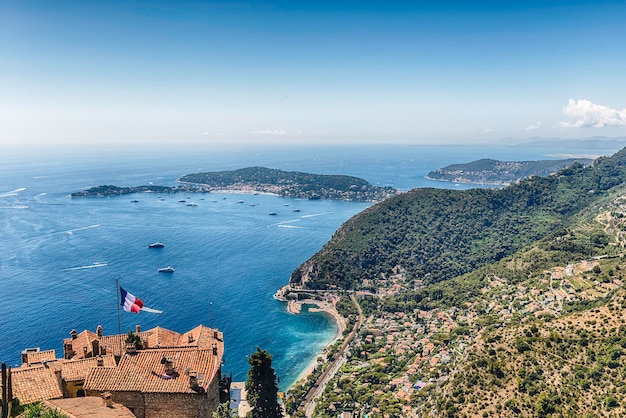 Vue aérienne panoramique de la ville de ÃƒÂˆze sur le magnifique littoral près de la ville de Nice, Côte d'Azur, France. C'est l'un des sites touristiques les plus réputés de la Côte d'Azur