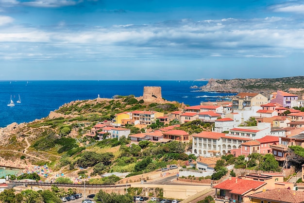 Vue Aérienne Panoramique Sur La Ville De Santa Teresa Gallura, Située Sur La Pointe Nord De La Sardaigne, Sur Le Détroit De Bonifacio, Dans La Province De Sassari, Italie