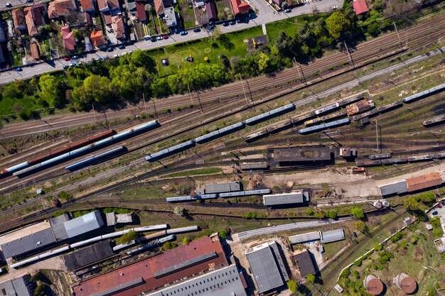 Photo vue aérienne par drone de l'ancien dépôt de locomotives et de trains stationnant des chevaux de fer sur des voies ferroviaires à moteur diesel