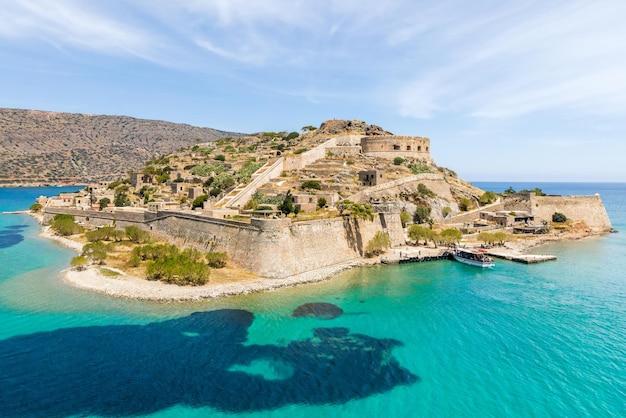 Vue aérienne par drone d'une ancienne île forteresse vénitienne et ancienne colonie de lépreux Spinalonga Crète Grèce