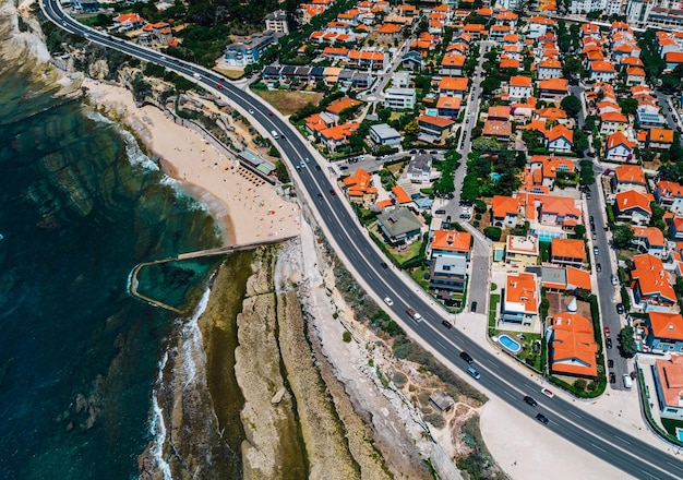 Vue aérienne par drone de l'avenue marginale et du littoral avec le quartier de Parade dans le Grand Lisbonne Portugal