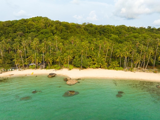 Vue aérienne par drone de la belle plage avec de l'eau de mer turquoise et des palmiers du golfe de Thaïlande Kood island Thaïlande