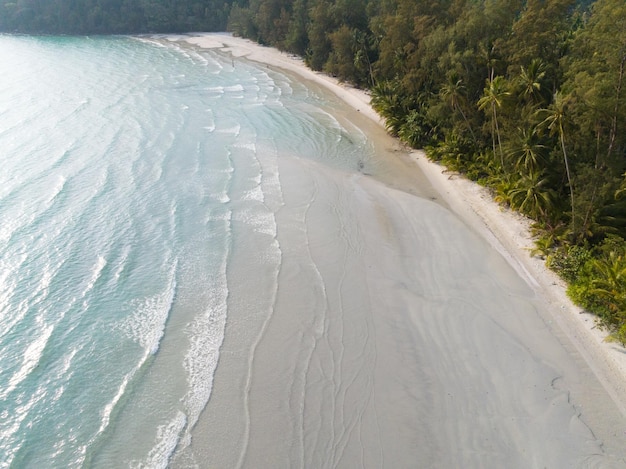 Vue aérienne par drone de la belle plage avec de l'eau de mer turquoise et des palmiers du golfe de Thaïlande Kood island Thaïlande