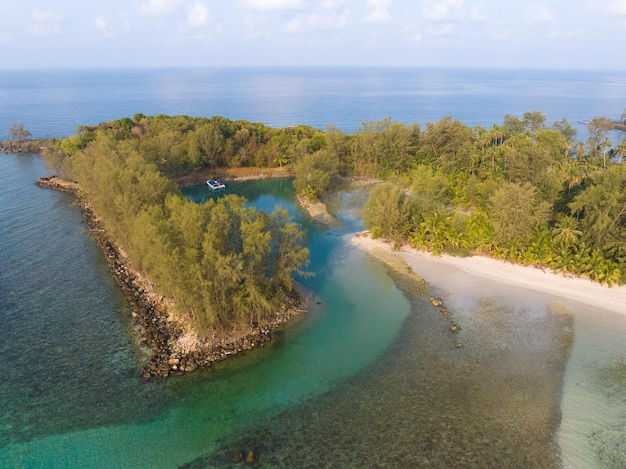 Vue aérienne par drone de la belle plage avec de l'eau de mer turquoise et des palmiers du golfe de Thaïlande Kood island Thaïlande