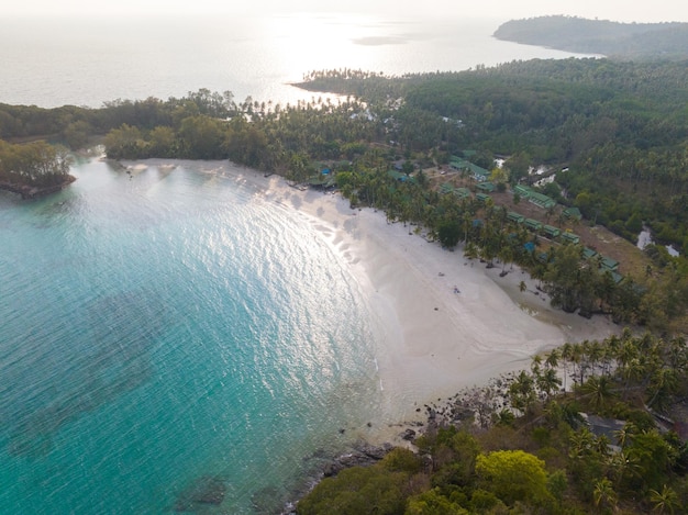 Vue aérienne par drone de la belle plage avec de l'eau de mer turquoise et des palmiers du golfe de Thaïlande Kood island Thaïlande