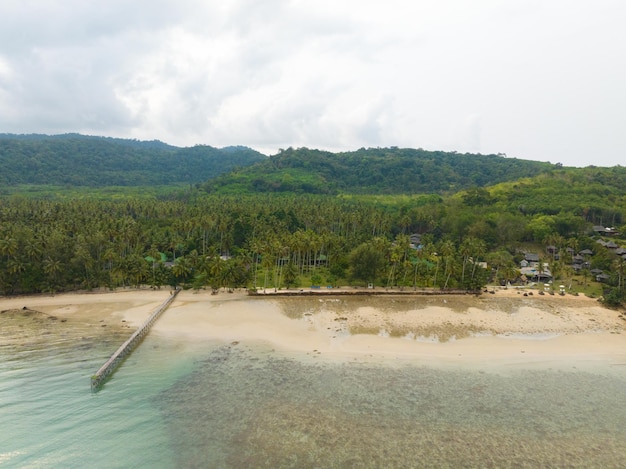 Vue aérienne par drone de la belle plage avec de l'eau de mer turquoise et des palmiers du golfe de Thaïlande Kood island Thaïlande