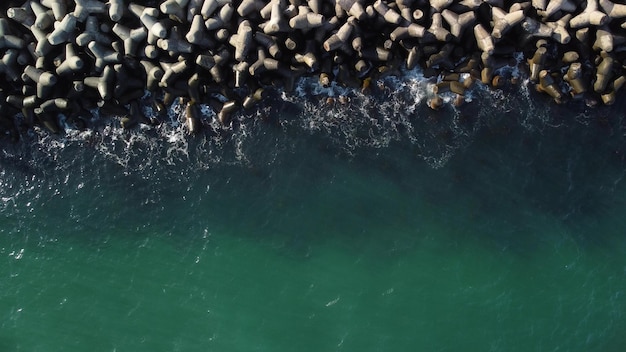 Vue aérienne par drone d'un brise-lames brise-lames dans la mer une collection de briseurs de béton