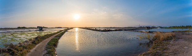 Vue aérienne par drone des champs de sel de Long Dien, le plus grand producteur de sel de mer de Vung Tau et ses opérations sont basées sur une tradition millénaire de production de sel de mer au centre-ville de Long Dien