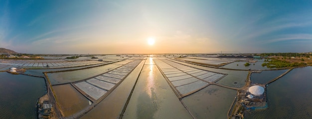 Vue aérienne par drone des champs de sel de Long Dien, le plus grand producteur de sel de mer de Vung Tau et ses opérations sont basées sur une tradition millénaire de production de sel de mer au centre-ville de Long Dien