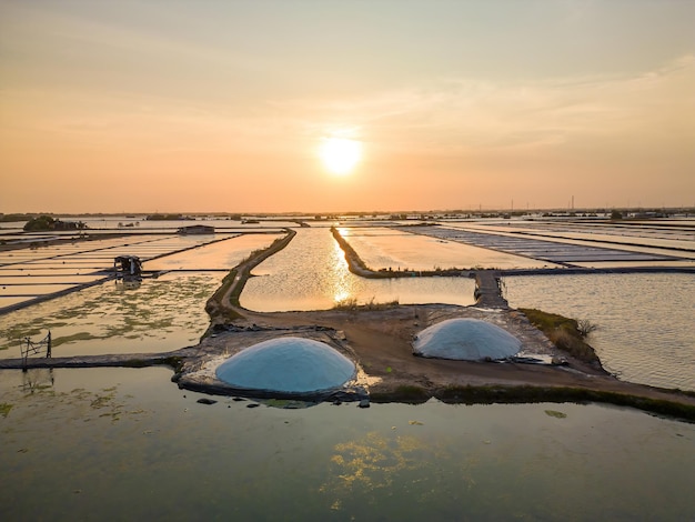 Vue aérienne par drone des champs de sel de Long Dien, le plus grand producteur de sel de mer de Vung Tau et ses opérations sont basées sur une tradition millénaire de production de sel de mer au centre-ville de Long Dien