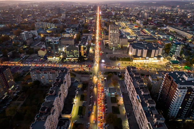 Vue aérienne par drone de Chisinau le soir de la Moldavie